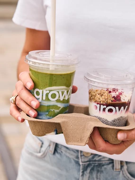 Smoothie a raňajky v ruke